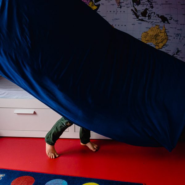 Familie fotografie, jongen sleept matras, Day in the Life in Maarssen, documentaire familie fotografie Sandra Stokmans Fotografie