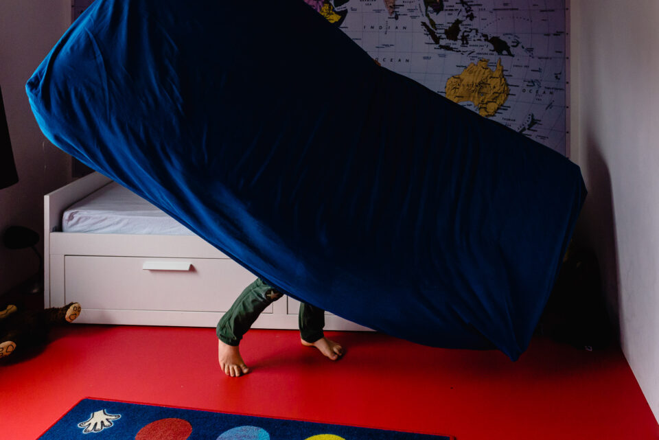 Portfolio Familie fotografie, jongen sleept matras, Day in the Life in Maarssen, documentaire familie fotografie Sandra Stokmans Fotografie