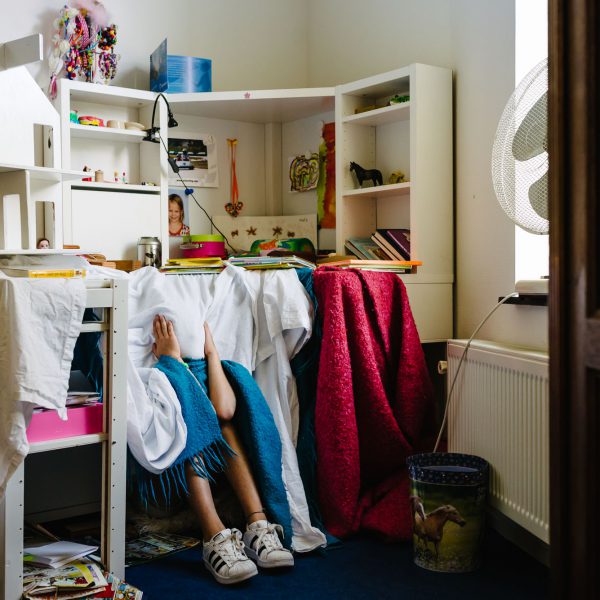 Familie fotografie, tent onder bureau, Day in the Life in Maarssen, documentaire familie fotografie Sandra Stokmans Fotografie