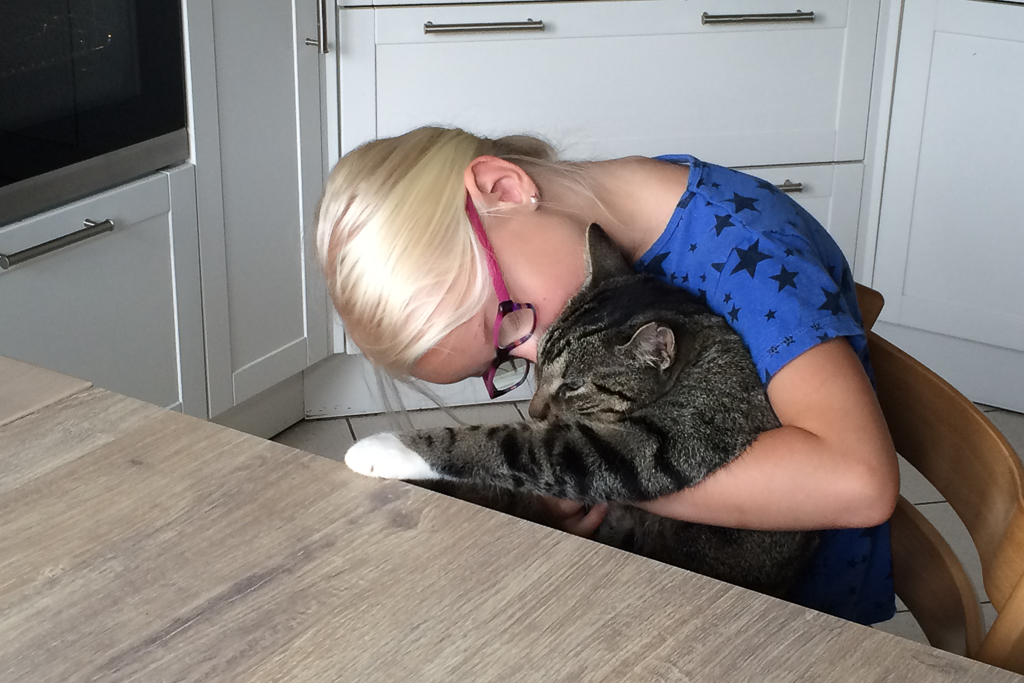 Iphone foto van dagelijks moment van meisje met haar kat