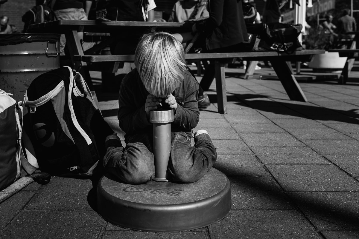 Familie fotografie in Maarssen, documentaire familie fotograaf, jongetje dat gek doet, foto door Sandra Stokmans Fotografie_SSF0881