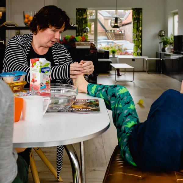 Familie fotografie in Maarssen, documentaire familie fotograaf, voet op tafel, foto door Sandra Stokmans Fotografie