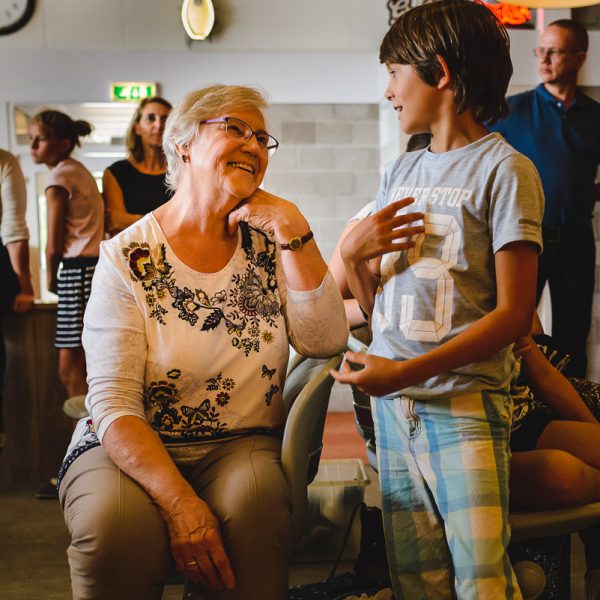 Verjaardagsreportage, Oma en kleinzoon bij het bowlen, Day in the Life, documentaire familie fotografie, foto door Sandra Stokmans Fotografie