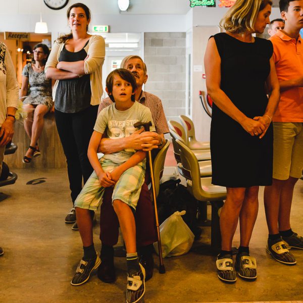 Verjaardagsreportage, Opa en kleinzoon bij het bowlen, Day in the Life, documentaire familie fotografie, foto door Sandra Stokmans Fotografie