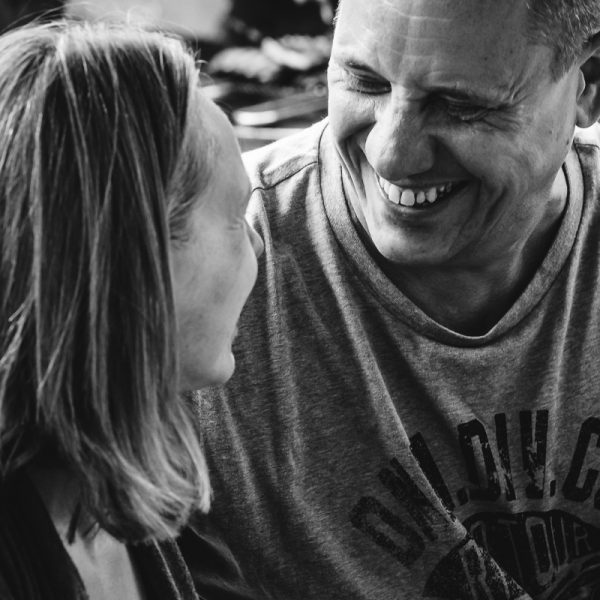 Verjaardagsreportage, lachen echtpaar, Day in the Life, documentaire familie fotografie, foto door Sandra Stokmans Fotografie