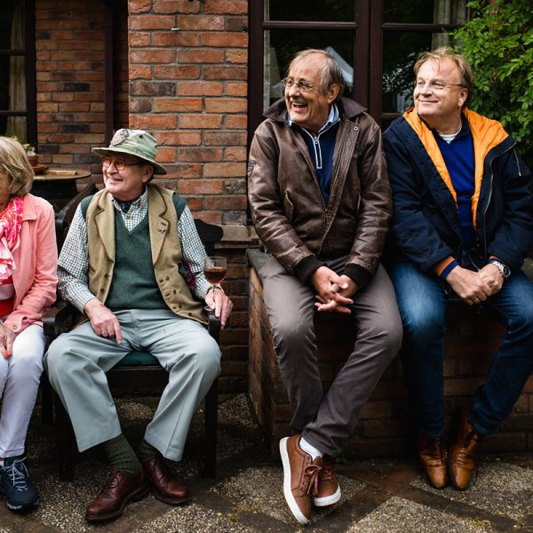Broers en zus op een rijtje tijdens hun jaarlijkse familiefeest, foto Sandra Stokmans Fotografie