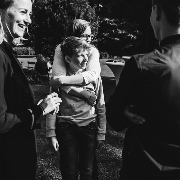 Familiedag fotograferen in Lage Vuursche, documentaire familiefotografie, plezier en knuffel, Sandra Stokmans Fotografie
