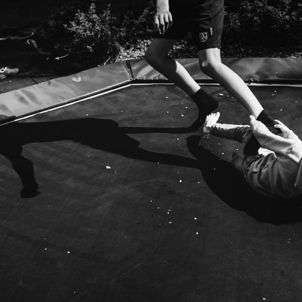 Familiedag fotograferen in Lage Vuursche, documentaire familiefotografie, trampoline, Sandra Stokmans Fotografie