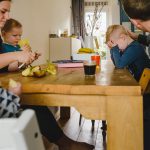 Day in the Life in Ede, boosheid tijdens fruit eten, familie fotografie, Sandra Stokmans Fotografie