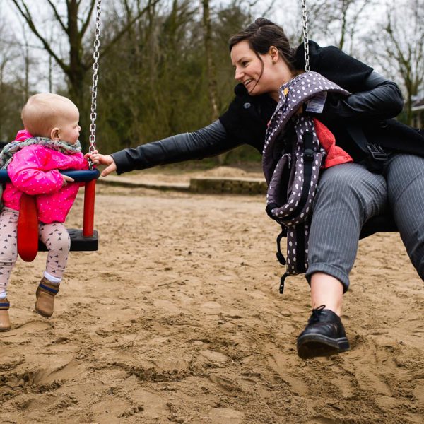 Met Mama op de schommel, Day in the Life in Ede, familie fotografie, Sandra Stokmans Fotografie