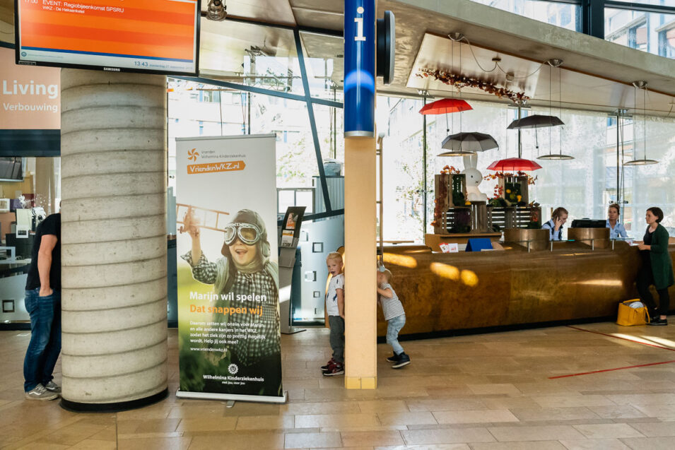 Project Hartekind, verstoppertje in de hal van WKZ, familie fotografie Sandra Stokmans Fotografie