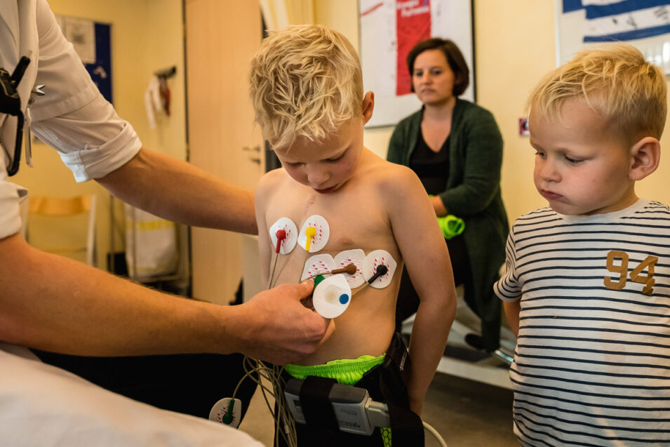 Project Hartekind, voorbereiding inspanningsoefening bij WKZ, familie fotografie Sandra Stokmans Fotografie