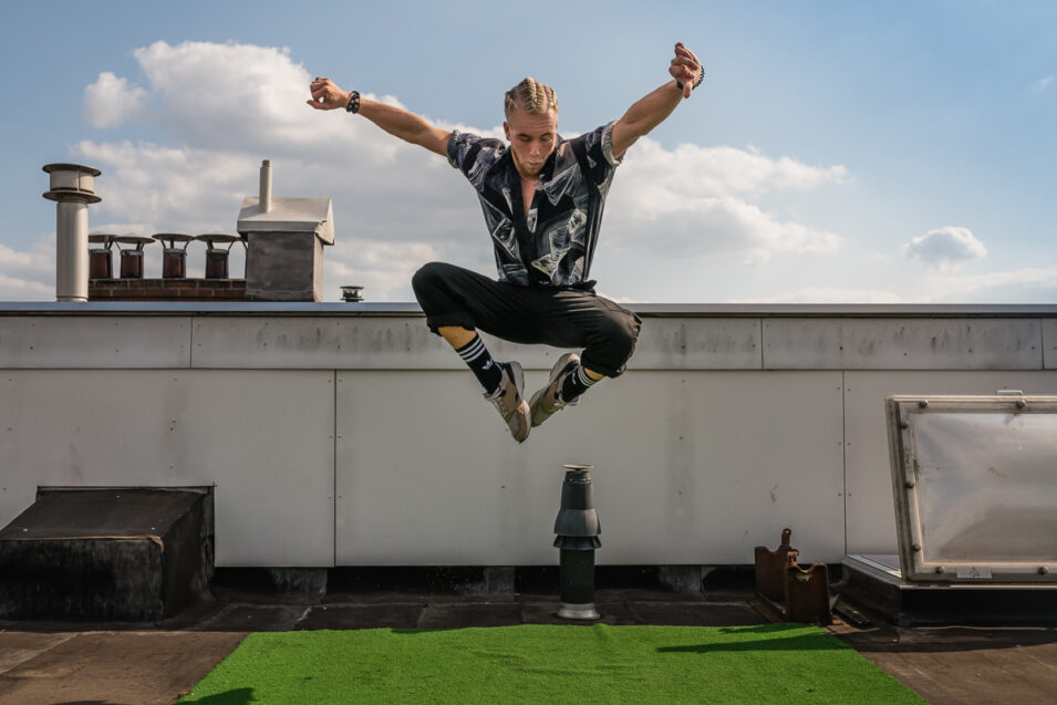 Skip Boekhorst dansend boven op zijn dak, portretfotografie, Sandra Stokmans Fotografie