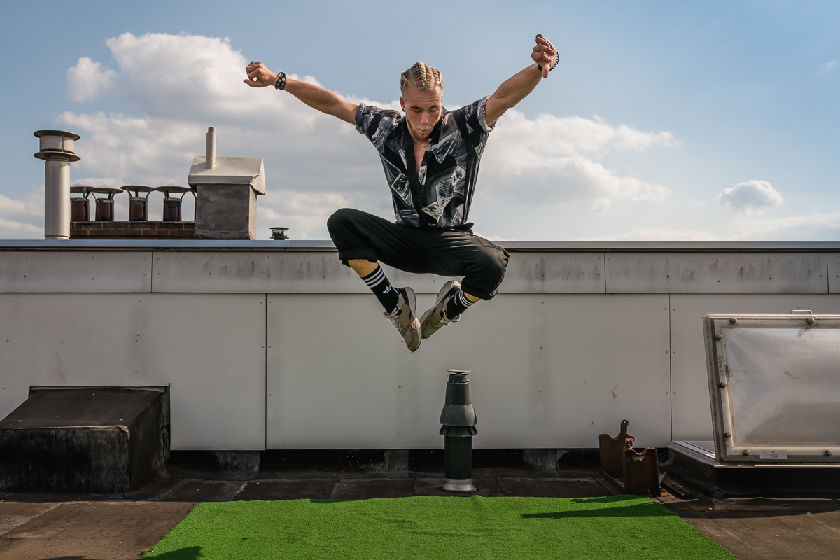 Skip Boekhorst dansend boven op zijn dak, portretfotografie, Sandra Stokmans Fotografie