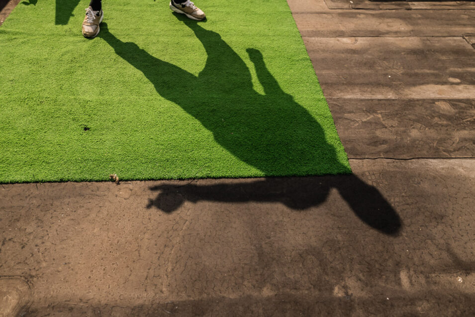 Skip Boekhorst dansend boven op zijn dak, portretfotografie, Sandra Stokmans Fotografie