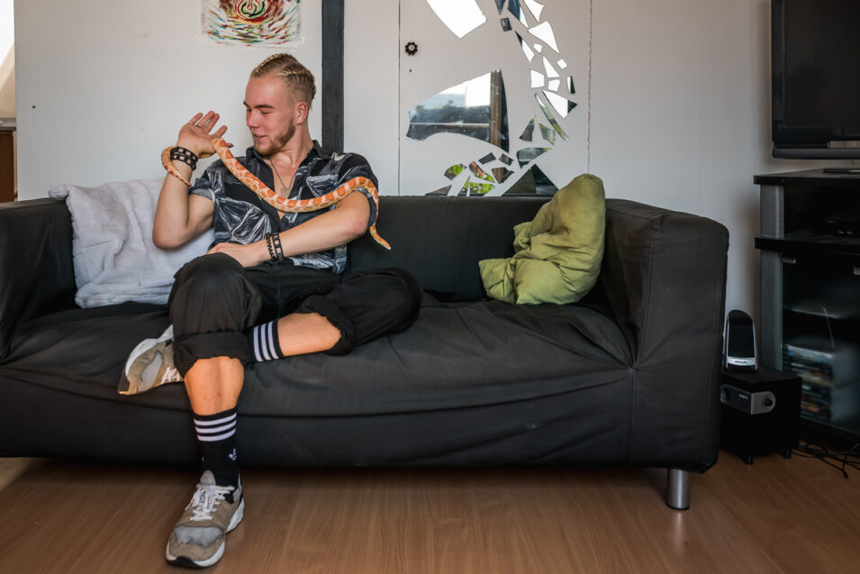 Skip Boekhorst op zijn kamer met zijn slang, documentaire familie fotografie, Project Hartekind, Sandra Stokmans Fotografie