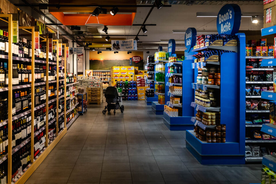 Newborn reportage in Woudrichem, kinderwagen in supermarkt Boons Markt, foto door Sandra Stokmans Fotografie