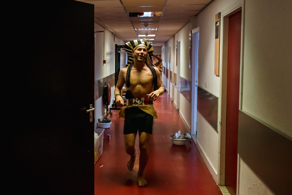 Skip Boekhorst kledingwissel tijdens eindvoorstelling Albeda danscollege, Project Hartekind, Sandra Stokmans Fotografie