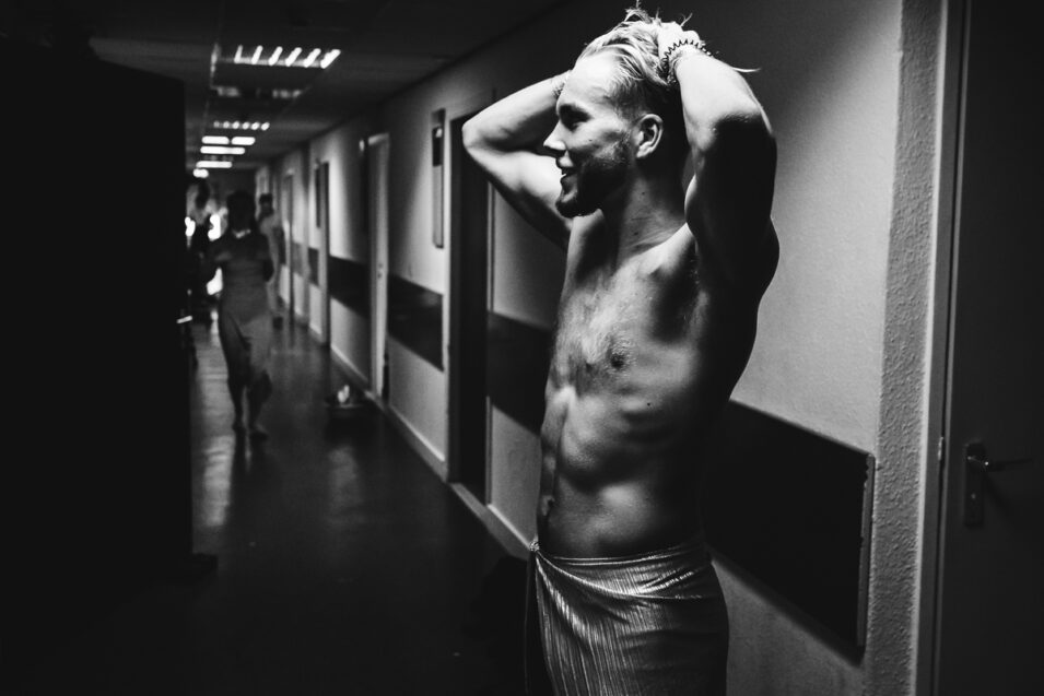 Skip Boekhorst uitrusten tijdens eindvoorstelling Albeda danscollege, Project Hartekind, Sandra Stokmans Fotografie