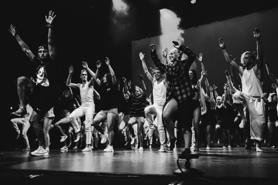 Skip Boekhorst warming-up voor dansvoorstelling, Albeda danscollege, Project Hartekind, Sandra Stokmans Fotografie