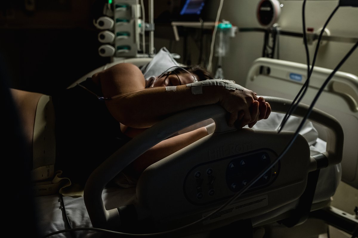 Geboorte fotografie, moeder tijdens een bevalling, WKZ Utrecht, documentaire fotografie voor Stichting Hartekind, foto door Sandra Stokmans Fotografie