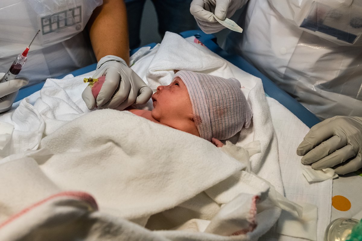 Geboorte fotografie, baby klaargemaakt voor IC, Utrecht WKZ, documentaire fotografie voor Stichting Hartekind, foto door Sandra Stokmans Fotografie