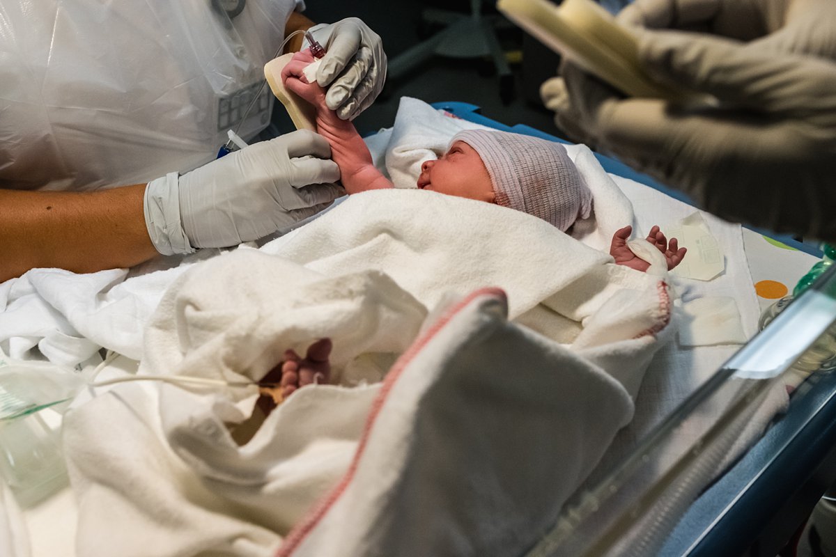 Geboorte fotografie, baby klaargemaakt voor IC, Utrecht WKZ, documentaire fotografie voor Stichting Hartekind, foto door Sandra Stokmans Fotografie