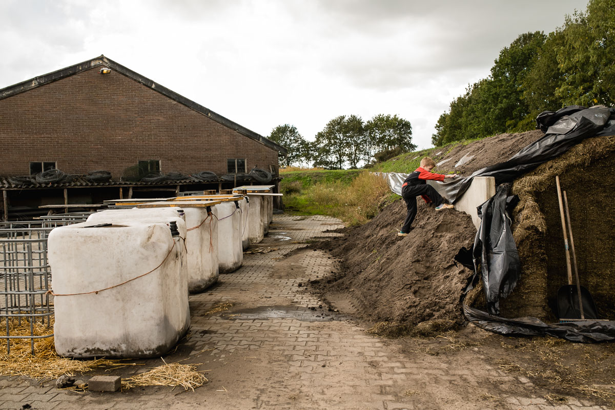 Hartekind Jort met Lang QT Syndroom, levend met ICD, spelend op de boerderij, foto door Sandra Stokmans Fotografie