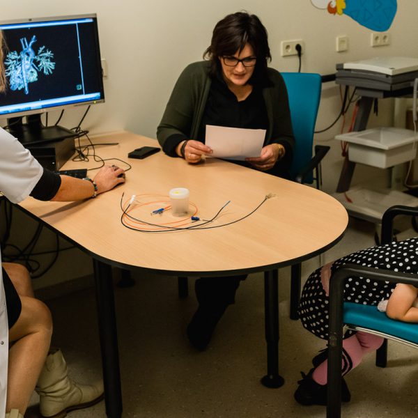 Consult hartcatheterisatie in het WKZ ziekenhuis in Utrecht, Hartekind met syndroom Williams-Beuren, foto door Sandra Stokmans Fotografie