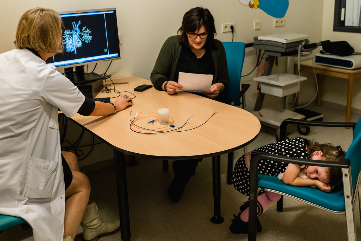 Consult hartcatheterisatie in het WKZ ziekenhuis in Utrecht, Hartekind met syndroom Williams-Beuren, foto door Sandra Stokmans Fotografie