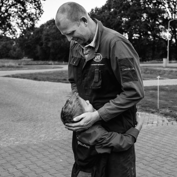 Liefde van Pap tijdens middag in het leven van Hartekind Jort, documentaire familiefotografie, foto door Sandra Stokmans Fotografie