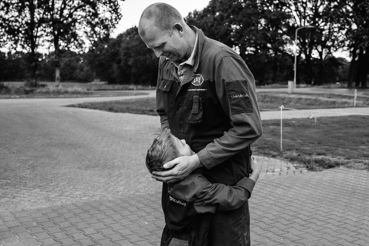 Liefde van Papa tijdens middag in het leven van Hartekind Jort, documentaire familiefotografie, foto door Sandra Stokmans Fotografie