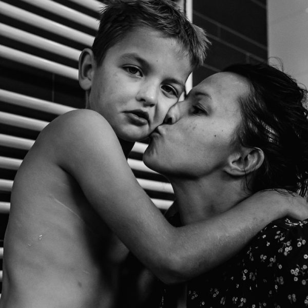 Kus van Mama na het douchen tijdens de day in the life, Eursinge, foto door Sandra Stokmans