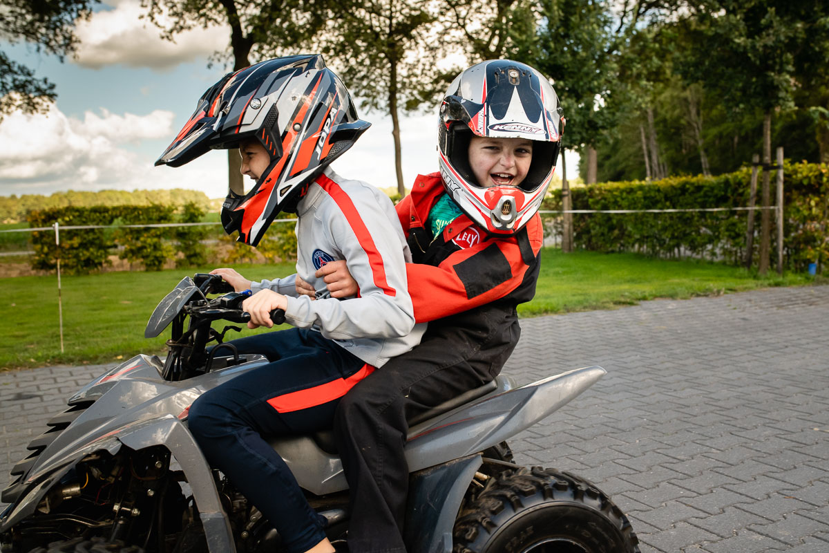 Gieren op quad met broer Stan tijdens middag in het leven van Hartekind Jort, documentaire familiefotografie, foto door Sandra Stokmans Fotografie