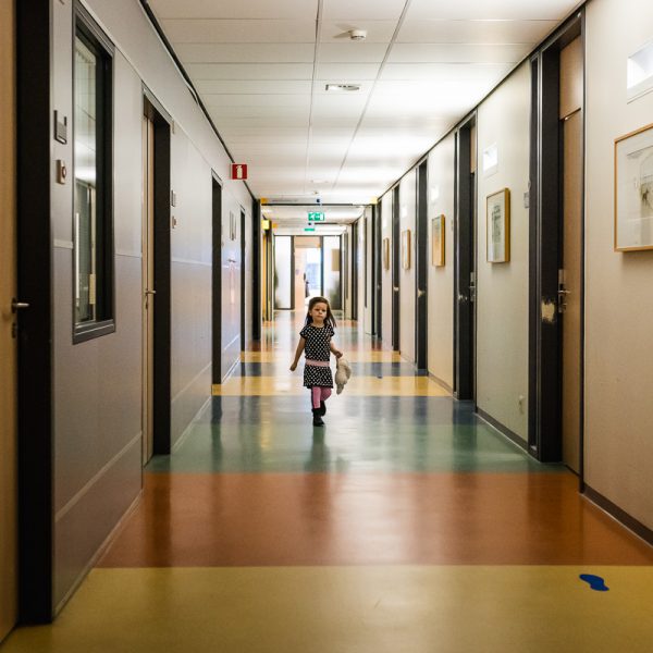Meisje loopt door de gang van het WKZ, Hartekind met Syndroom van Williams-Beuren, foto door Sandra Stokmans Fotografie