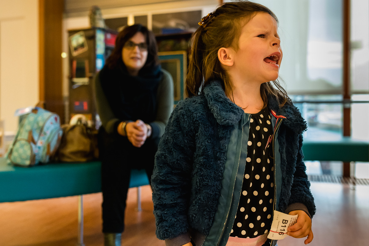 Vragen stellen, Hartekind met syndroom Williams-Beuren in het WKZ ziekenhuis in Utrecht, foto door Sandra Stokmans Fotografie