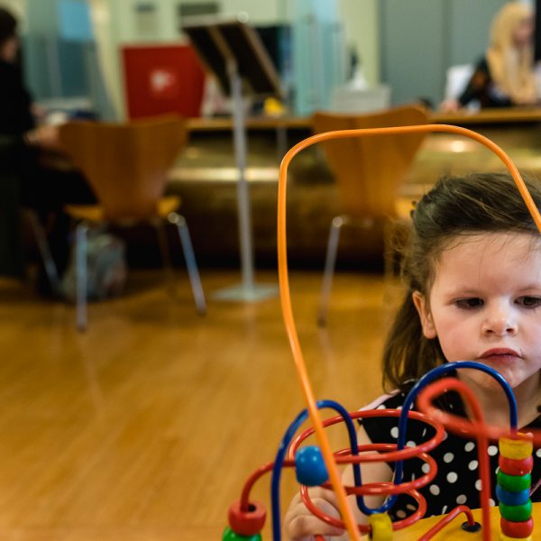 Meisje speelt in gang WKZ, Hartekind met Syndroom van Williams-Beuren, foto door Sandra Stokmans Fotografie