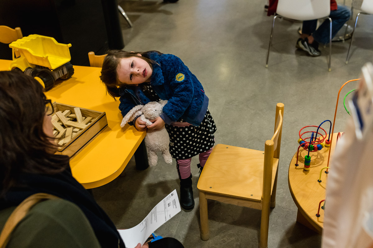 Vragen stellen, Hartekind met syndroom Williams-Beuren in het WKZ ziekenhuis in Utrecht, foto door Sandra Stokmans Fotografie