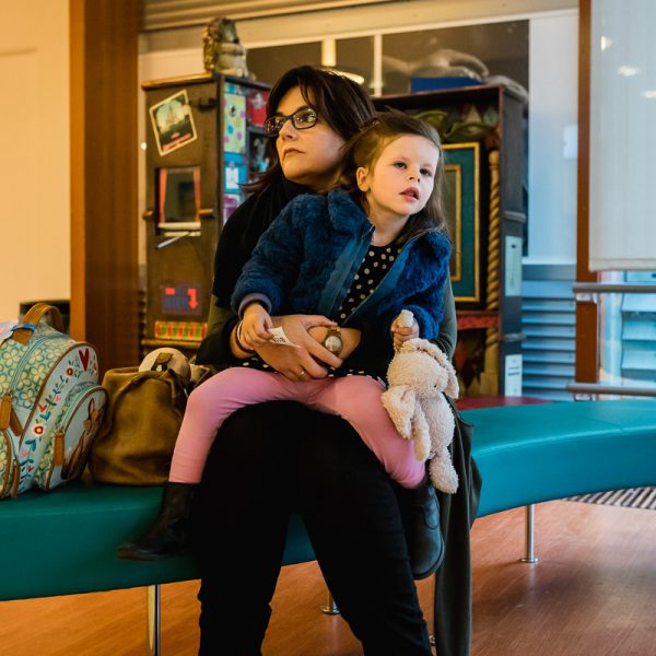Meisje wacht met moeder totdat ze aan de beurt is, WKZ in Utrecht, Hartekind met Syndroom van Williams-Beuren, foto door Sandra Stokmans Fotografie