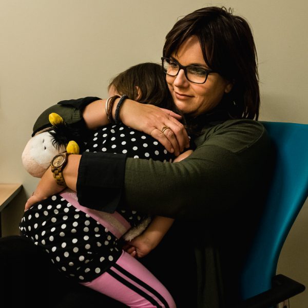 Mama geeft dochter knuffel, wilhelmina kinderziekenhuis in utrecht, Hartekind, foto door Sandra Stokmans Fotografie