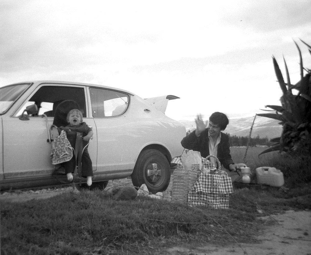 Sandra Stokmans als baby, picknick Peru, kind hangend aan autodeur