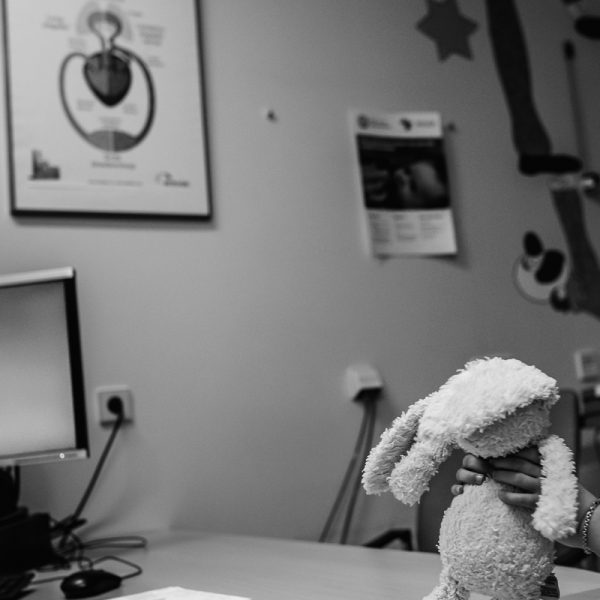 Meisje wacht op doktersconsult, Hartekind met Syndroom van Williams-Beuren, foto door Sandra Stokmans Fotografie
