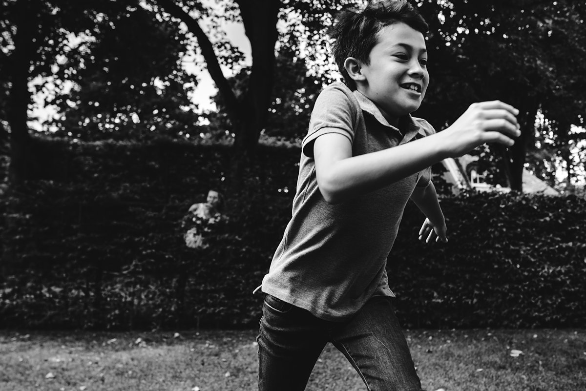 Familiedag fotograferen nabij Antwerpen, Belgie. Portret neef, foto door Sandra Stokmans Fotografie