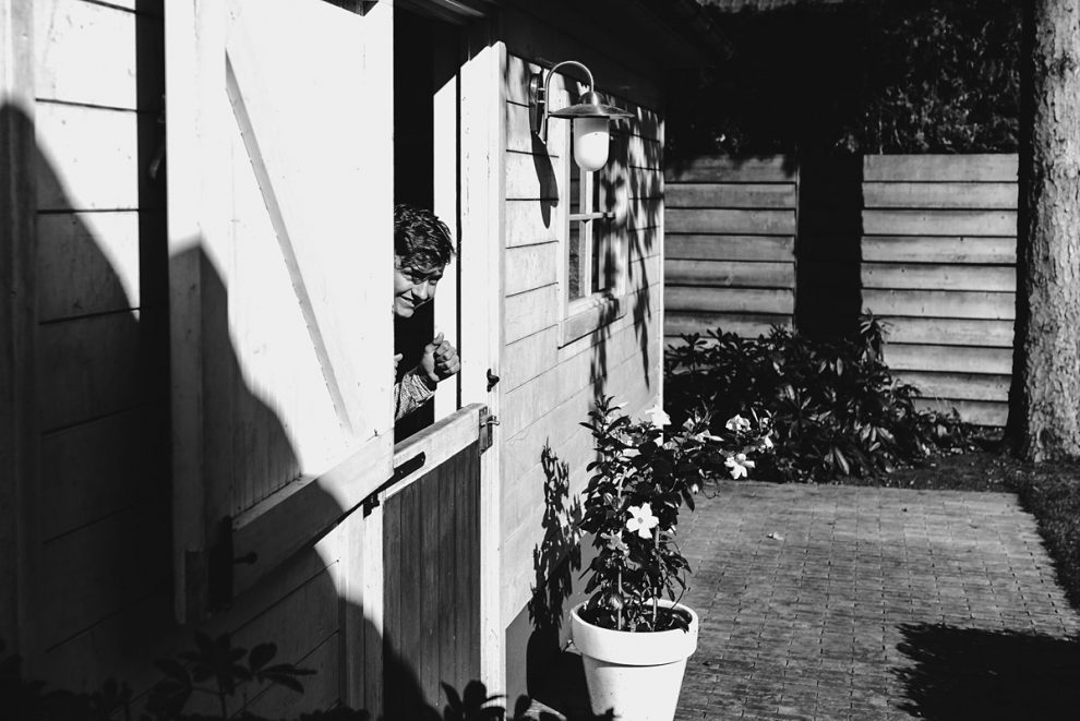 Familiedag fotograferen nabij Antwerpen, Belgie. Day in the Life verstoppertje spelen, foto door Sandra Stokmans Fotografie