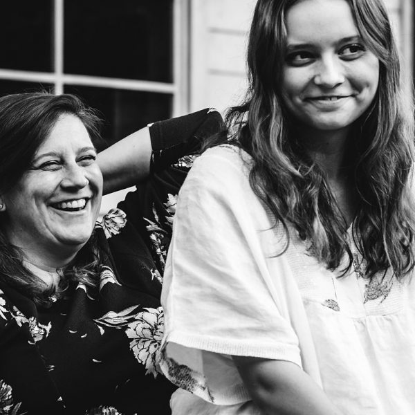 Familiedag fotograferen nabij Antwerpen, Belgie. Day in the Life dochter zit op moeders schoot, foto door Sandra Stokmans Fotografie