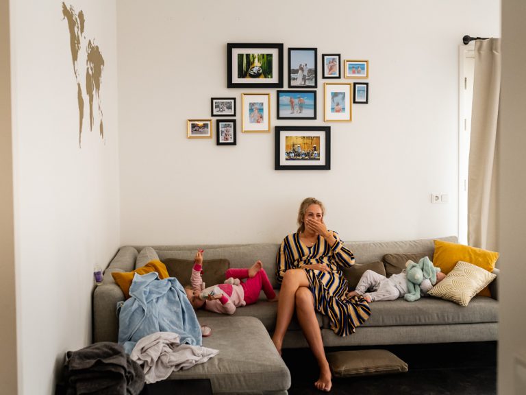 Print your photos, Natalie printed and hung up some of their familyphotos , foto Sandra Stokmans Fotografie