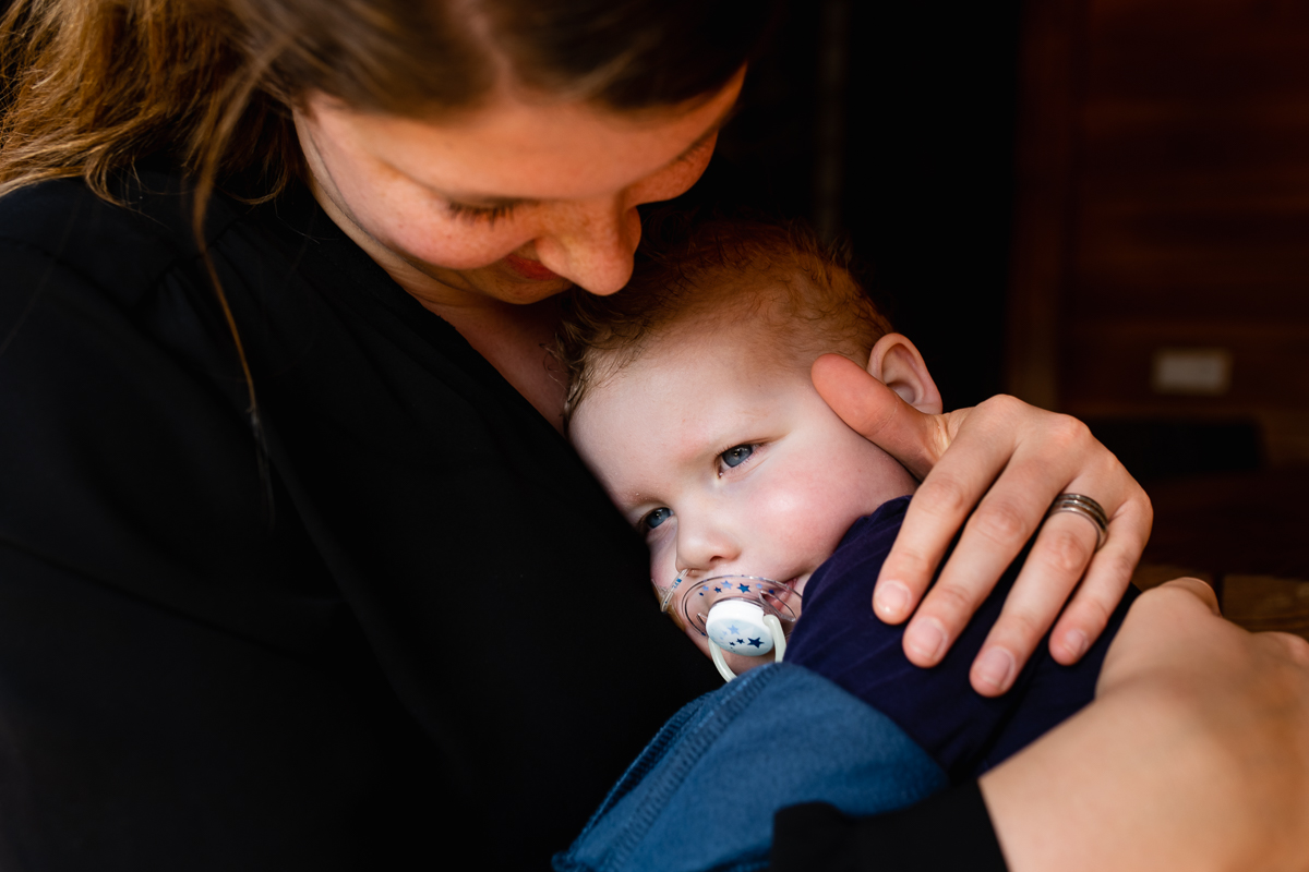 Documentary photographer making a portrait of Dave and his mother. Dave has congenital heart defect, Project Hartekind van Sandra Stokmans Fotografie