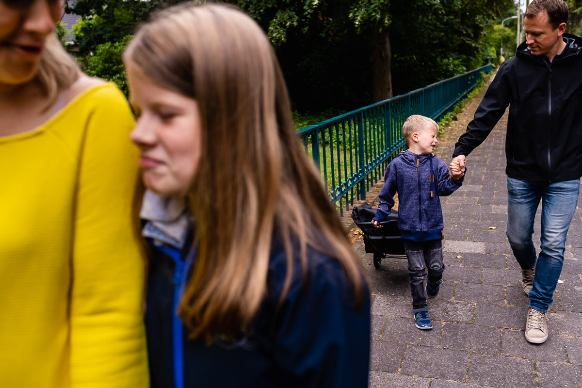 Saturday family walk to the market in Voorburg, documentary family photographer Sandra Stokmans