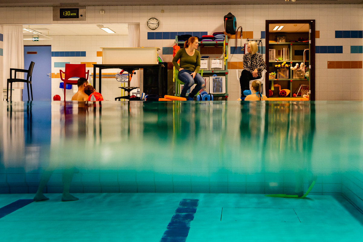 revalidatiebad Blixembosch voor fysiotherapie sessie controle hartslag, documentaire fotografie door Sandra Stokmans Fotografie