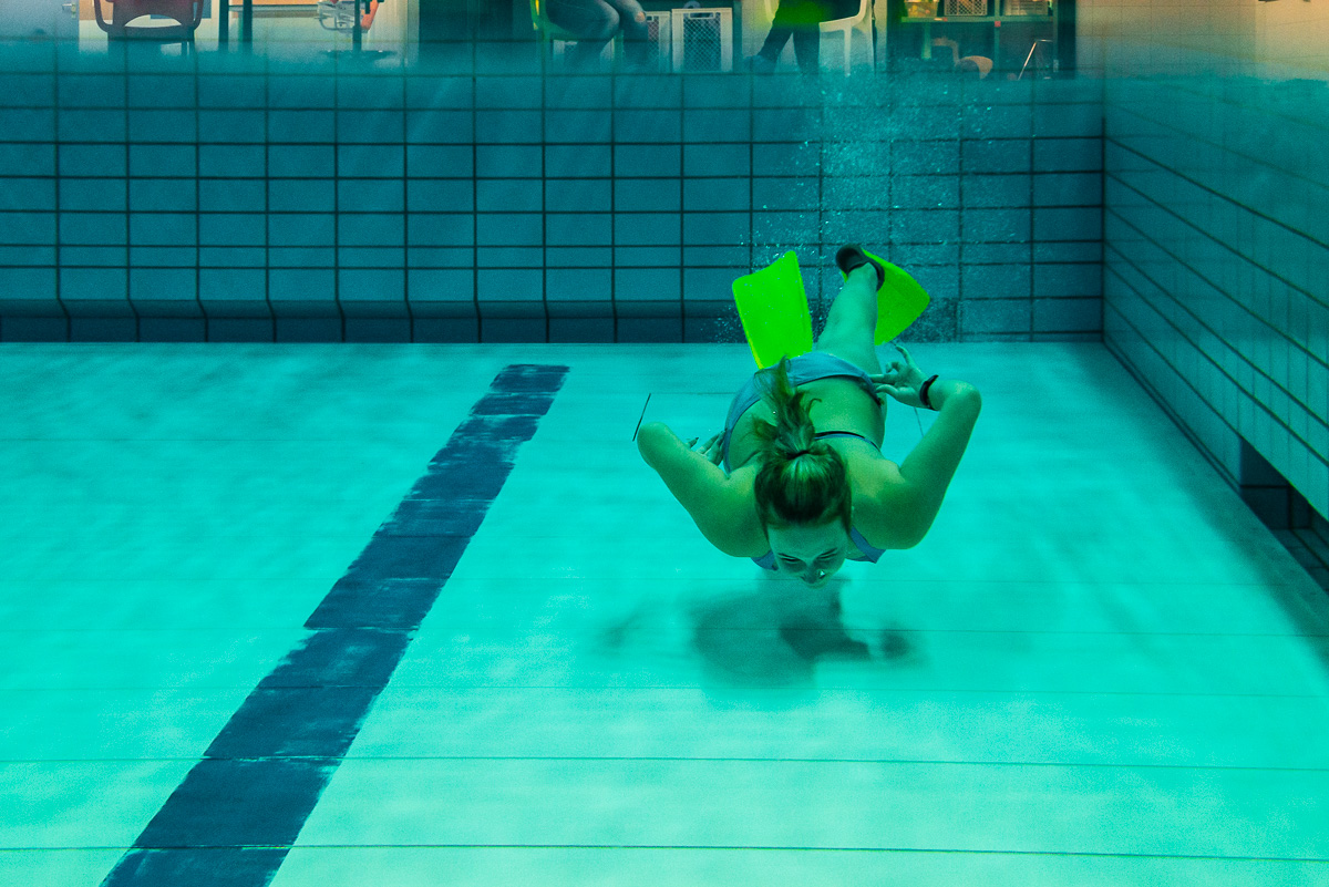 Onderwater zwemmen tijdens fysiotherapie sessie, documentaire fotografie door Sandra Stokmans Fotografie